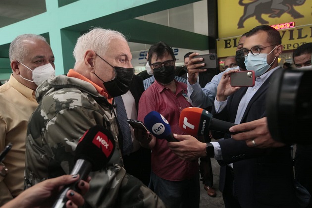 Ricardo Martinelli atiende a los periodistas a su llegada hoy al Sistema Penal Acusatorio en Plaza Ágora. Foto: Víctor Arosemena