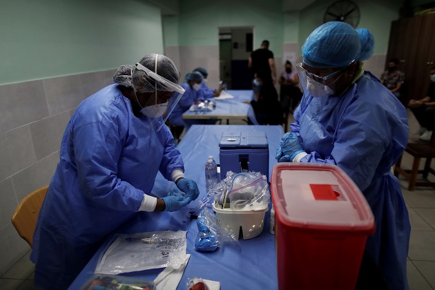 Personal médico en Panamá prepara dosis de la vacuna Pfizer contra la covid-19. Foto: EFE