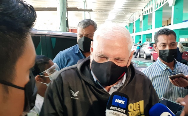 Ricardo Martinelli da declaraciones a la prensa a su llegada al Sistema Penal Acusatorio en Plaza Ágora. Foto: Víctor Arosemena