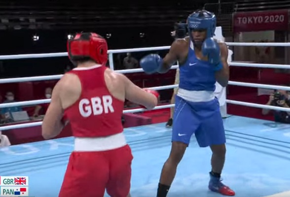 Atheyna Bylon (azul) ante la británica Lauren Price.