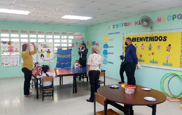 Unos 50 planteles educativos están a la espera de aprobación para iniciar clases de manera semipresencial. Foto: Eric Montenegro