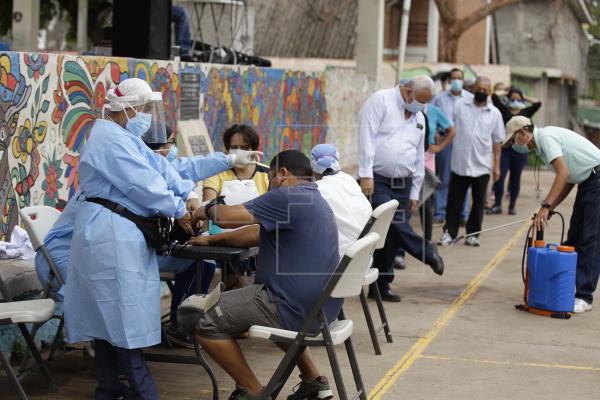 El promedio de casos diarios de covid-19 de la última semana en Costa Rica fue de 1,207. Foto: EFE