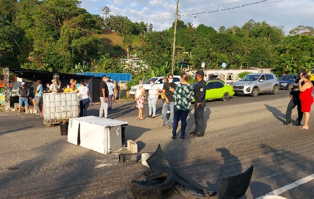 Los manifestantes de la comunidad de Limón, quieren agua potable 24 horas, como ocurre en otros sectores de la provincia. Foto: Diomedes Sánchez