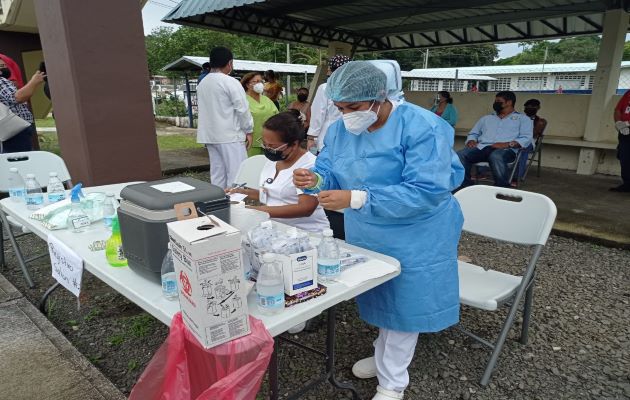 Este lunes llegó a la provincia de Chiriquí otro lote de vacunas de Pfizer y AstraZeneca las cuales serán utilizadas en la inmunización de personas pendientes de vacunas. Foto: José Vásquez