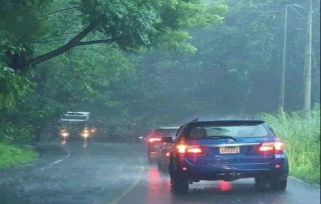 En la carretera Panamá-Colón, a la altura de la comunidad del Caribe, corregimiento de Cristóbal Este, el río se desbordó. Foto: Diomedes Sánchez