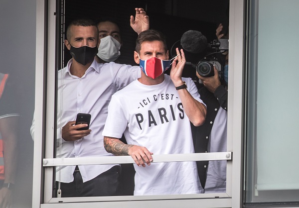 Leo Messi luce una mascarilla con los colores y el símbolo del PSG en el aeropuerto de París. Foto: EFE