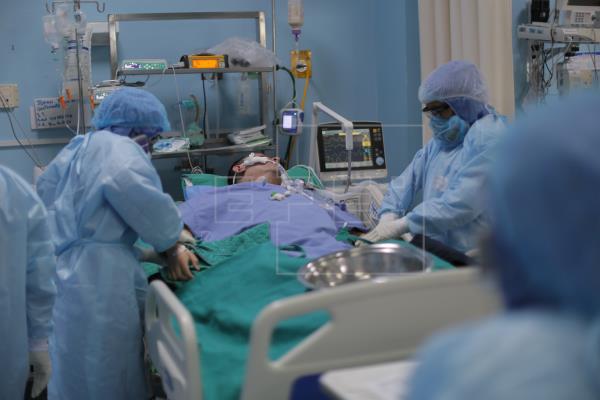 Los pacientes hospitalizados por covid-19 recibirán tres nuevos posibles tratamientos. Foto: EFE