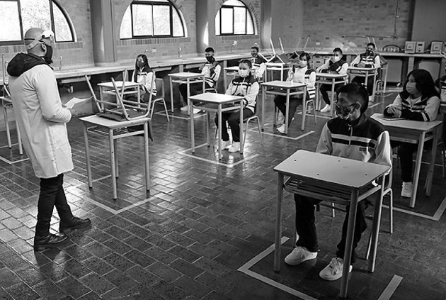 Los primeros resultados indican que las tasas de deserción subieron hasta 30% en educación básica, el 46% premedia y 24% de la media. Unos 7 mil estudiantes quedaron en un limbo. No existe un informe oficial en el caso de las universidades. Foto: EFE.