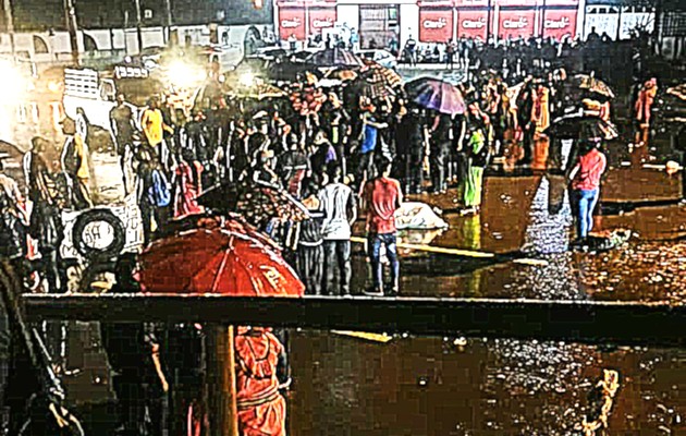 Los manifestantes se mantuvieron en la vía a pesar de las fuertes lluvias. Foto Mayra Madrid