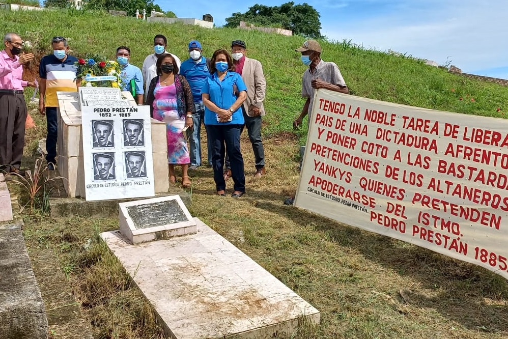 Los representantes del Consejo Municipal  colocaron en el cementerio una ofrenda floral. Foto: Diómedes Sánchez 