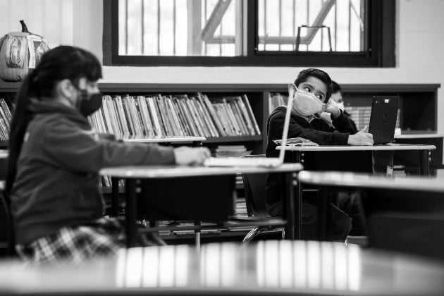 Una educación participativa, donde quien aprende es la comunidad, y la división casi clasista entre docentes y discentes, entre escuela y sociedad, se pierde a medida que avanzamos de los niveles inferiores a los superiores del sistema. Foto: EFE.