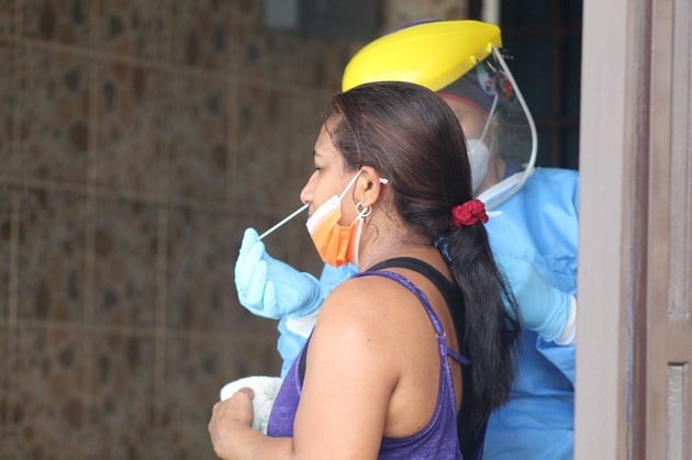 Personal de salud aplicó 5,428 pruebas nuevas para detectar la covid-19 en las últimas horas. Foto: Cortesía Minsa