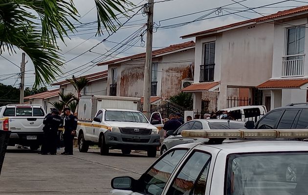 Paramédicos llegaron el día de lo ocurrido, confirmando la muerte de la mujer. Foto: Eric Montenegro