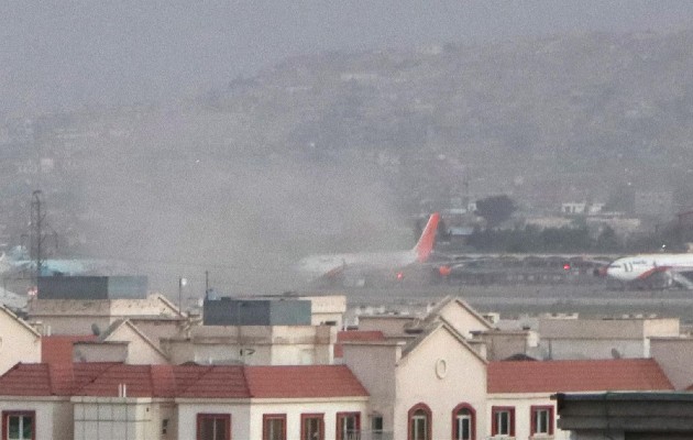 Dos explosiones se dieron fuera del aeropuerto de Kabul. Foto: EFE