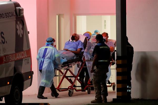 Un paciente es trasladado a un hospital en la Ciudad de Panamá. Foto: EFE