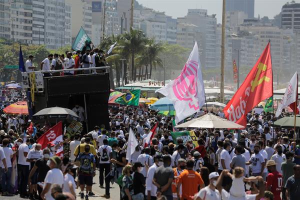 Decenas de personas se concentran en la playa Copacabana durante una jornada nacional de manifestaciones contra el Gobierno de Jair Bolsonaro, en Río de Janeiro. EFE