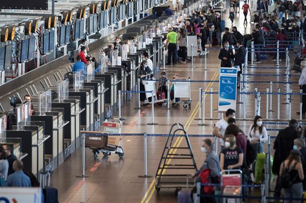 El cambio en la medida fronteriza permitirá también a chilenos y extranjeros residentes a salir del país,. Foto: EFE