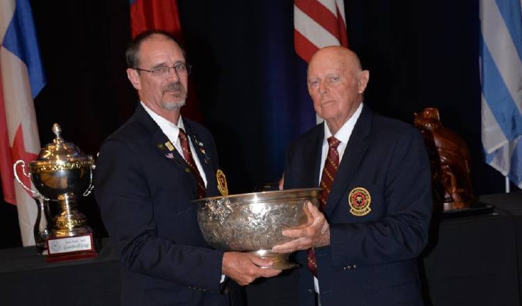 Kevin Tynes recibe el Maytag Bowl. Foto: WSGF