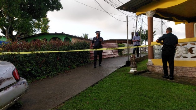 Un taxista y un joven de entre 16 y 19 años murieron en Colón. Foto/Diomedes Sánchez