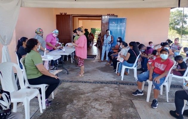 La comunidad  y las autoridades locales trabajaron en el cambio del techo, además de la  limpieza y reacondicionamiento de la instalación. Foto: Eric Montenegro