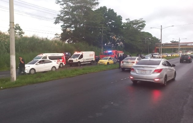 Los policías heridos fueron trasladados a un centro médico para recibir asistencia. Foto Diomedes Sánchez