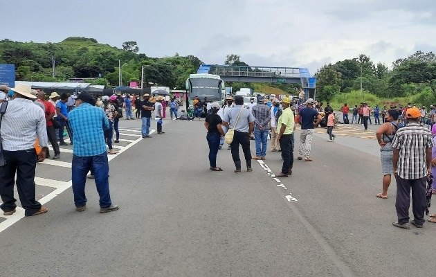 Los manifestantes informaron que la manifestación es pacífica, pero se desconoce cuándo podría normalizarse el libre tránsito por el área. Foto: Melquiades Vásquez