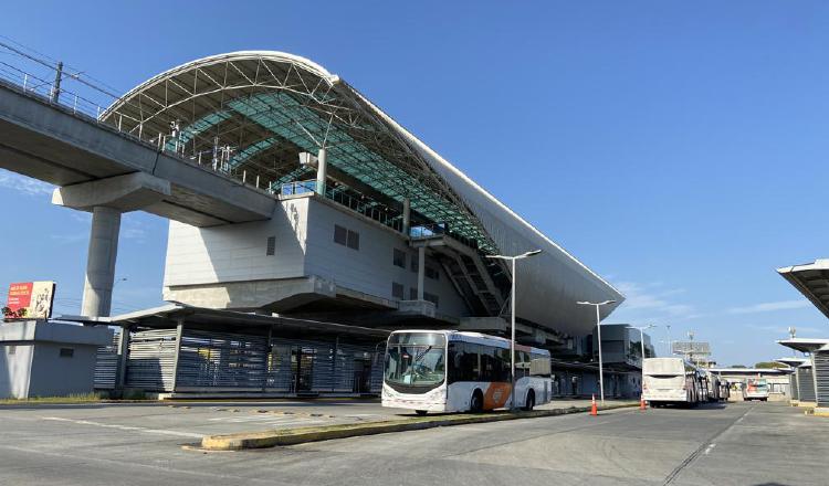 Los metrobuses sirven de complemento a las dos líneas del metro que circulan en el centro de la ciudad, San Miguelito y el este. Foto: Cortesía