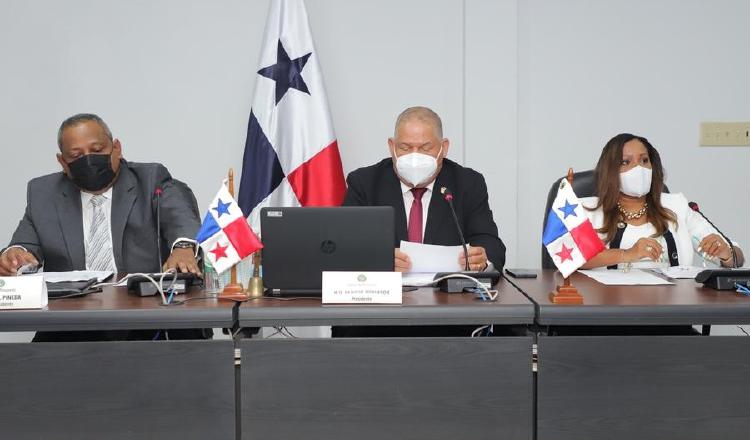 Benicio Robinson (centro) presidió la sesión, mientras que Raúl Pineda (izquierda) sustentó la justificación para devolver el presupuesto. Foto: Cortesía Asamblea Nacional