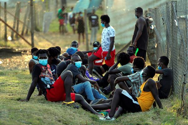 Migrantes en una Estación de Recepción de Migrantes (ERM) en Lajas Blancas, provincia del Darién (Panamá). EFE