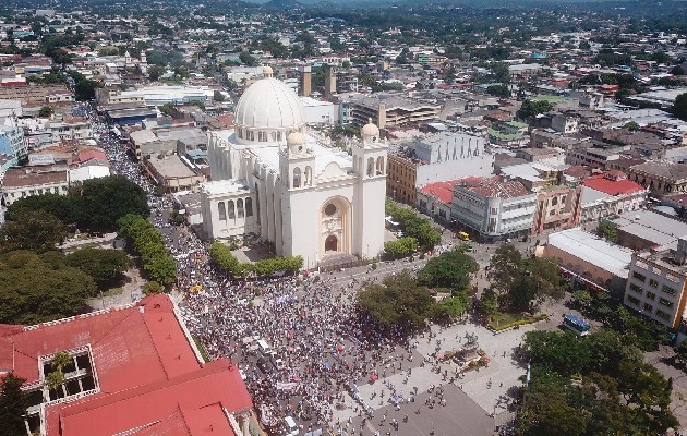 Al menos en los últimos tres Gobiernos, ningún presidente había enfrentado varias protestas contra sus políticas con miles de personas. Foto: EFE