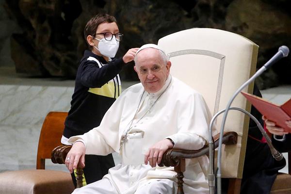 El papa que siempre sonrió pacientemente al pequeño. Foto: EFE