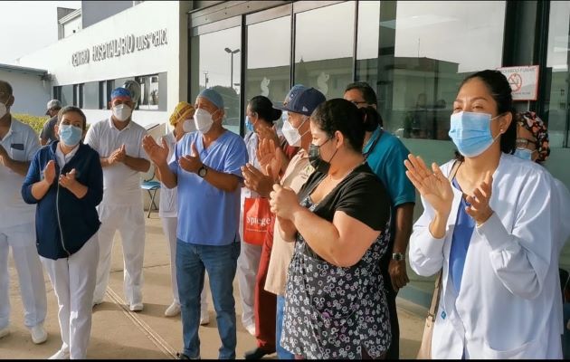 La protesta pacífica duró varias horas hasta que los directivos del centro hospitalario de Veraguas, atendieran los manifestantes. Foto: Melquiadez Vásquez