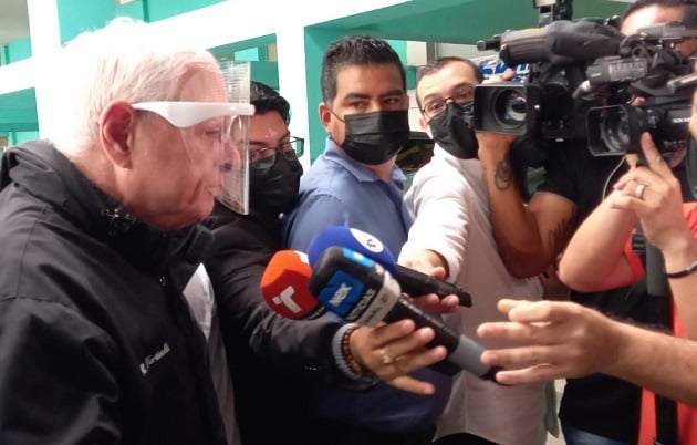 El exmandatario Ricardo Martinelli atiende a los periodistas a su llegada hoy al Sistema Penal Acusatorio de Plaza Ágora. Foto: Víctor Arosemena