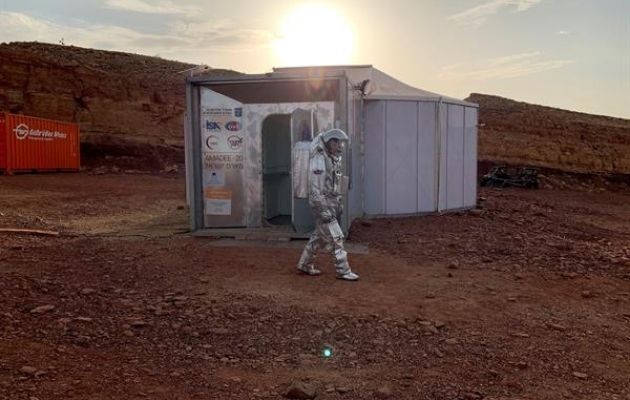 Los astronautas llevaron a cabo todo tipo de experimentos como parte de un programa para optimizar los preparativos para un eventual viaje a Marte. EFE