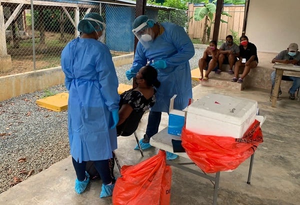 Personal de salud aplicó 7,330 pruebas nuevas para detectar la covid-19 en las últimas 24 horas. Foto: Cortesía Minsa