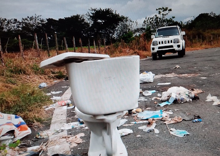 Toda clase de desechos arrojan en los retornos de la Interamericana. Foto: Melquiades Vásquez