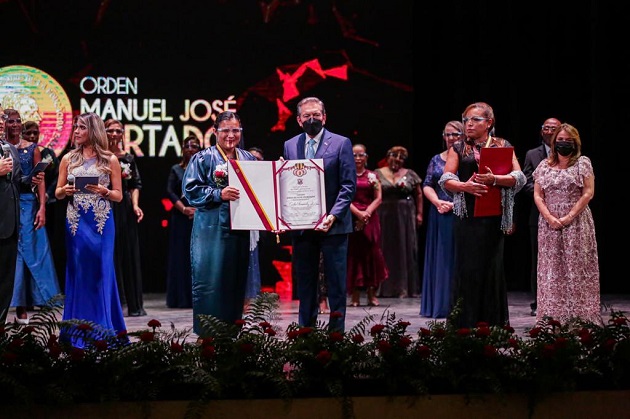 La educadora Cecilia Fernández recibió la Orden Manuel José Hurtado. Foto: Cortesía Presidencia 