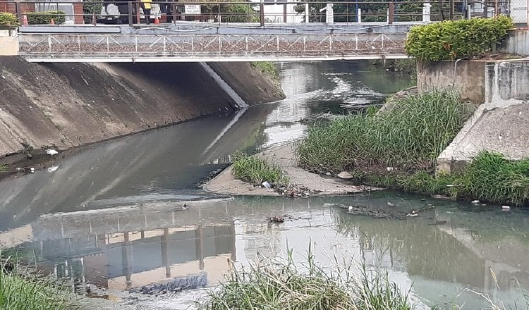 En este punto es donde comenzarían los trabajos para construir el colector que impediría que las aguas servidas lleguen al Matasnillo. Foto: Francisco Paz