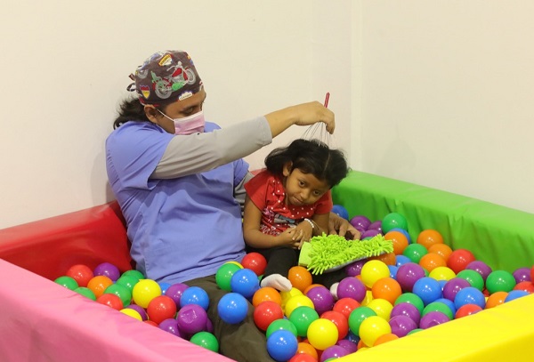 En una piscina de bolas de plástico juega un rato mientras le practican ejercicios de estimulación. 