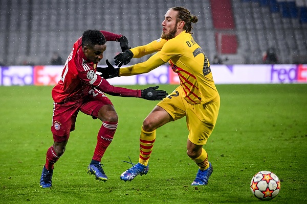 Bouna Sarr (izq.) del Bayern y Oscar Mingueza del Barcelona. Foto:EFE