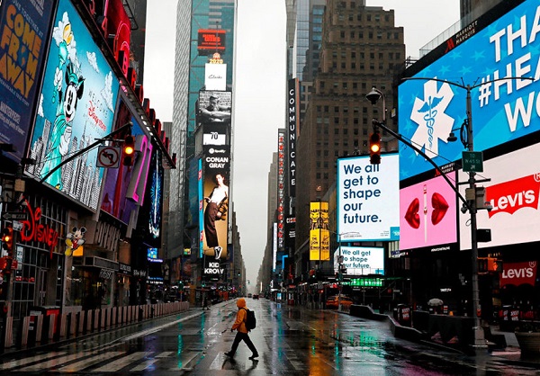 Un hombre camina por un Times Square totalmente vacío a causa del coronavirus en Nueva York, en abril del año pasado. Foto: EFE