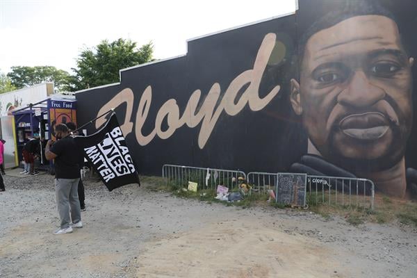 Vista de un mural que recuerda al afroamericano George Floyd, en una fotografía de archivo. EFE