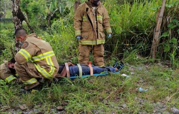 El personal del cuerpo de bomberos de la regional de Bugaba, le brindaron los primeros auxilios al joven herido. Foto. Mayra Madrid