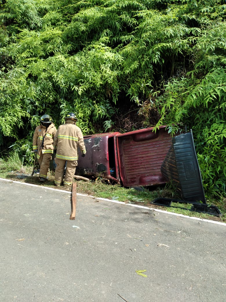 Ariel Hernández manejaba un auto tipo pick-up de color rojo que se salió de la carretera nacional de Soná, a Puerto Vidal. Foto. Melquiades Vásquez