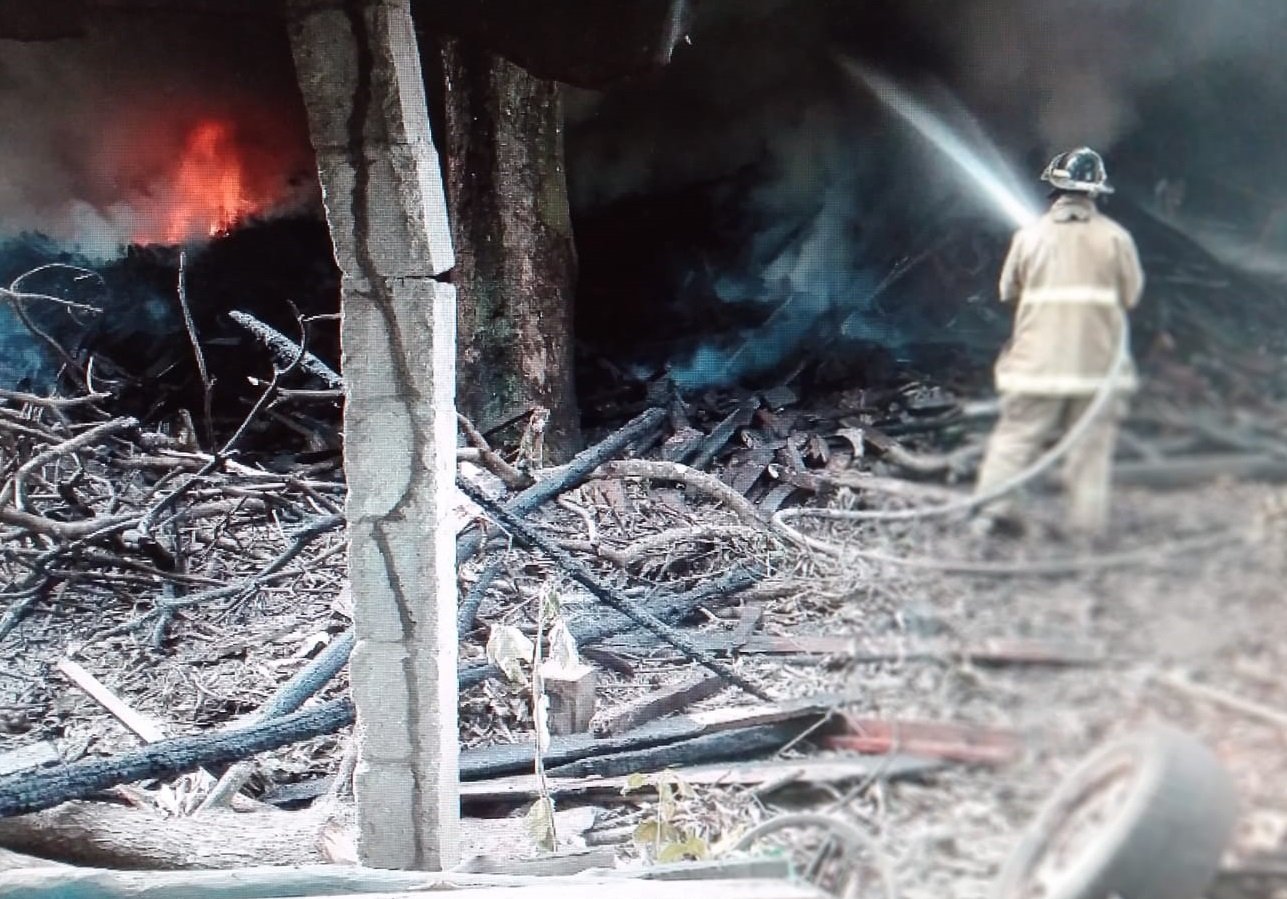 En la labor de extinción han apoyado compañías de bomberos voluntarios. Foto: Eric A. Montenegro