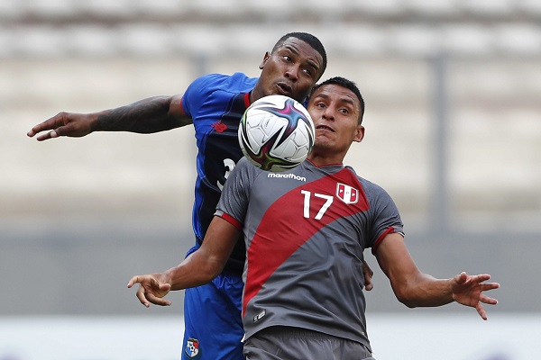 Harold Cumings (i) de Panamá y Alex Valera (d) de Perú, durante el amistoso entre ambos equipos. Foto:EFE