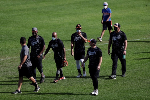 Jugadores de Astronautas entrenan en el Rommel Fernández. Foto: EFE