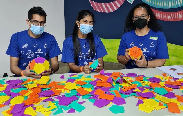 La profesora Yadira Saldaña (dcha.) junto a voluntarios de la actividad. Foto: Cortesía Fundapromat