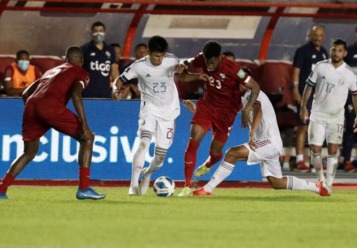 Michael Murillo (23 rojo) disputa un balón con el mexicano Jesús Gallardo, en el partido de ida en el estadio Rommel: Foto:EFE