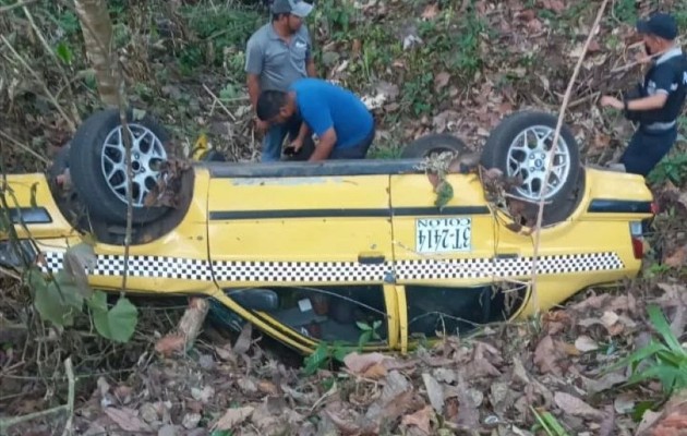 El transportista perdió el control del automóvil y se fue a un barranco, volteándose, en el área de Quebrada Ancha, área de la Transístmica. Foto. Diomedes Sánchez